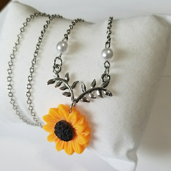DELICATE SUNFLOWER PENDANT NECKLACE - Picture 3 of 8